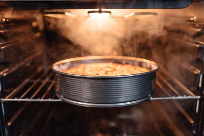 Was für einen Schüler zum Frühstück zu kochen: ein Kuchen mit Nüssen und Äpfeln