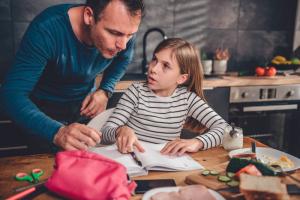 Wie Sie Ihr Kind helfen, schließlich nehmen die Lektionen: 6 einfache Schritte