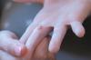 Das Kind gekniffen Tür Finger: was zu tun ist, wie Sie Ihr Kind helfen