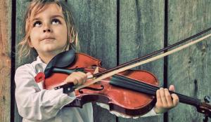 Wie lernt man ein Musikinstrument spielen beeinflusst die Entwicklung des Denkens bei Kindern