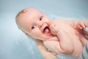 Wie ein Neugeborenes baden: sollte jede Mutter wissen
