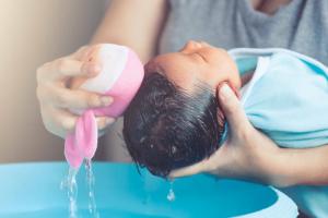 Wie man ein Neugeborenes badet: Kennst du eine Hautmutter?