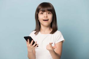 Ein Kind möchte ein iPhone - was zu tun ist: 10 Vor- und Nachteile