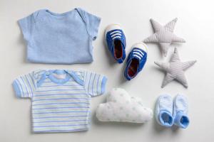 Wie man Kleidung für ein Neugeborenes wählt