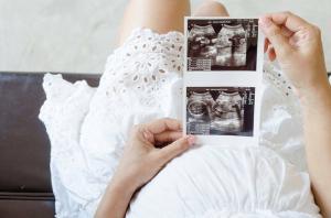 Warum träumt eine Frau von einer Schwangerschaft aus einem Traumbuch: eine vollständige Interpretation des Schlafes