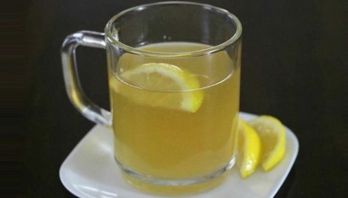 Warmes Wasser mit Zitrone - warmes Wasser mit Zitrone