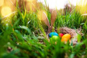 Wie Sie Ihrem Kind die Bedeutung des Osterhasen und der bunten Eier erklären können