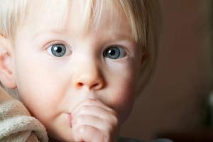 Warum saugt ein Kind ständig an seinem Daumen und was kann man dagegen tun?