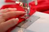 Alphabet needlewoman: Markierungslinien auf der Nähmaschine