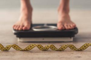 Wissenschaftler haben den Hauptgrund genannt, warum es schwierig, Gewicht zu verlieren ist: nicht zu faul und nicht übermäßiges Essen