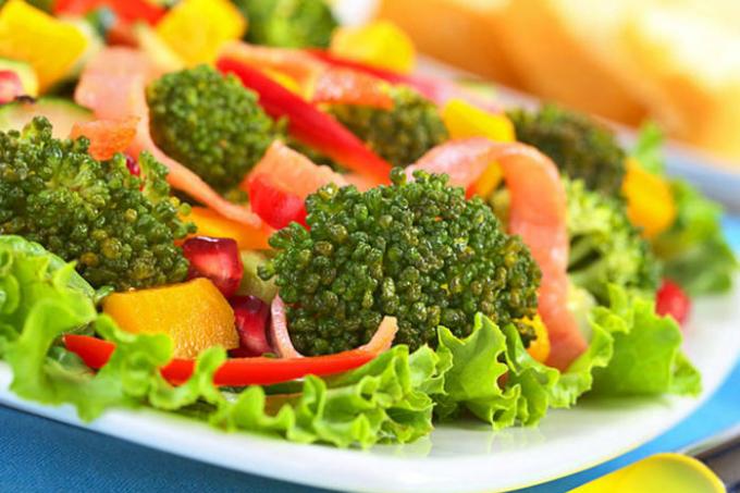 Was für einen Schüler zum Abendessen zu kochen: Brokkolisalat mit Speck und Mango