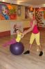 Rolling Balls: 7 Fitball-Übungen für Kinder