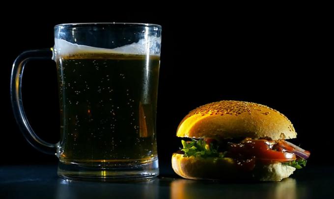 Hamburger und Bier - Burger und ein Bier