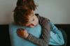 Das Kind hat Angst, allein im Hause zu bleiben: 6 Wege mit der Angst fertig zu werden