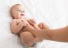 Wie man die Körpersprache bei Babys versteht