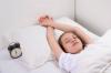 Wie man richtig das Kind wecken, so dass er mit Vergnügen aufwachten: Top 5 Tipps und Spiele