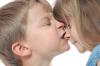 Juckreiz an den Zähnen: Wie man ein Kind vom Beißen entwöhnt