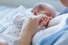 11 häufigsten Gründe, warum ein Baby einen Brunnen spuckt