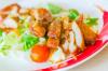 Was zum Abendessen für Schulkinder zu kochen ist: würziger Salat mit Hühnchen in Sojasauce