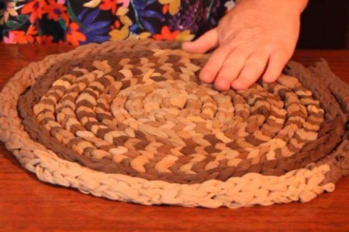 Teppich aus alten Nylonstrümpfen: das neue Leben von alten Sachen
