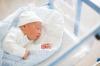 Warum neugeborenes Baby Hände zittern
