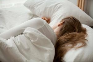 Die gesundheitsschädliche Schlafposition wird benannt