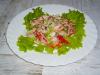 Salat mit Schweinefleisch und frischem Gemüse