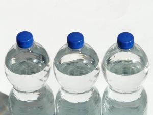 Trinken, Essen, Mineral-, therapeutische: Welche Verpackung und was Wasser ist besser