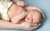 Nabelschnur durchtrennen: Wie fühlt sich das Baby?